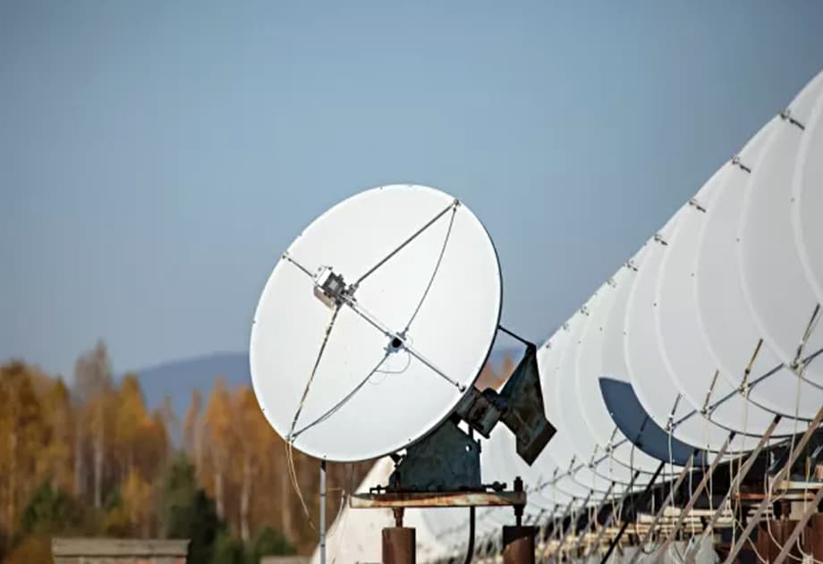 Многоволновый радиогелиограф состоит из трех радиотелескопов и включает 528 антенн. Ему доступны трехмерные данные о корональной активности Солнца<br>