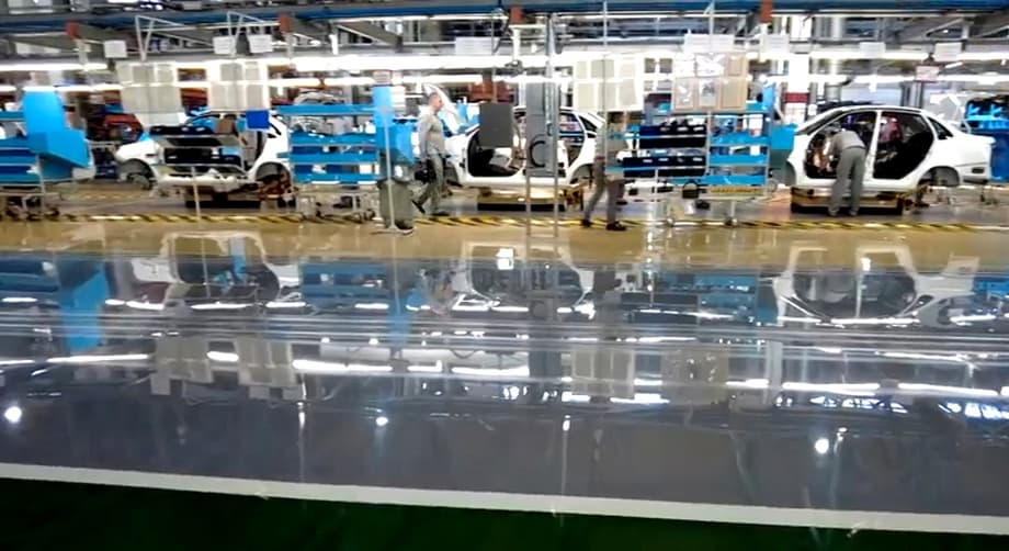 Assembly line with Lada Iska cars<br>