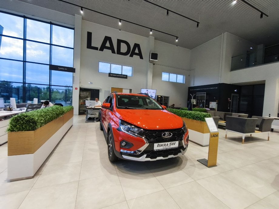 Lada Iskra SW Cross в автосалоне