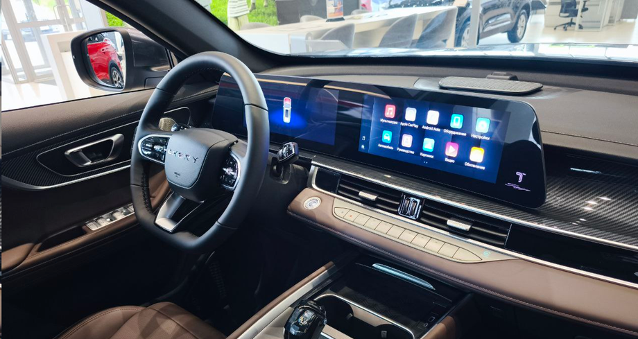 Салон автомобиля с Apple CarPlay и Android Auto
