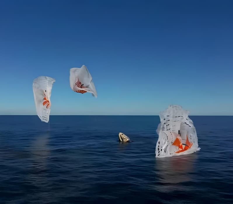 Кадры приводнения корабля&nbsp;Crew Dragon с россиянином Александром Горбуновым