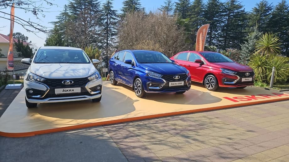 Lada Iskra показали в цветах российского триколора