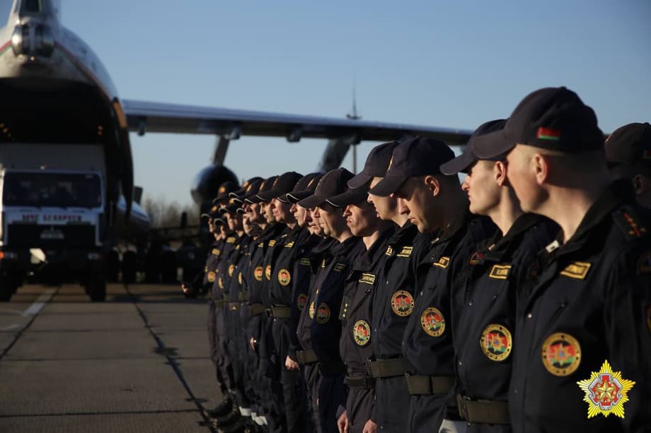 Отряд спасателей перед вылетом Ил-76МД