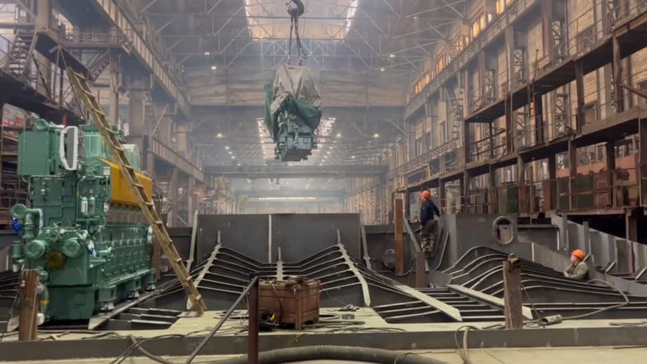 Погрузка главного двигателя на сухогруз проекта&nbsp;RSD59ARC