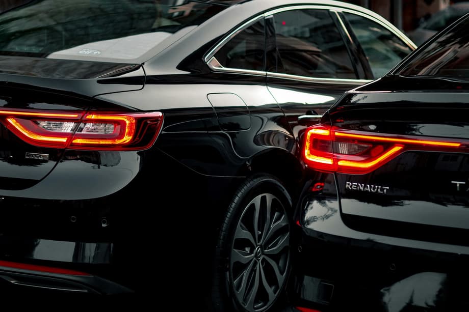 Автомобили Renault на уличной парковке<br>