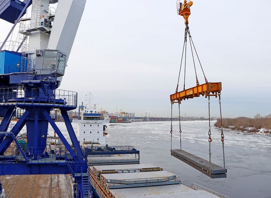 Nueva grúa pórtico en el puerto marítimo de San Petersburgo