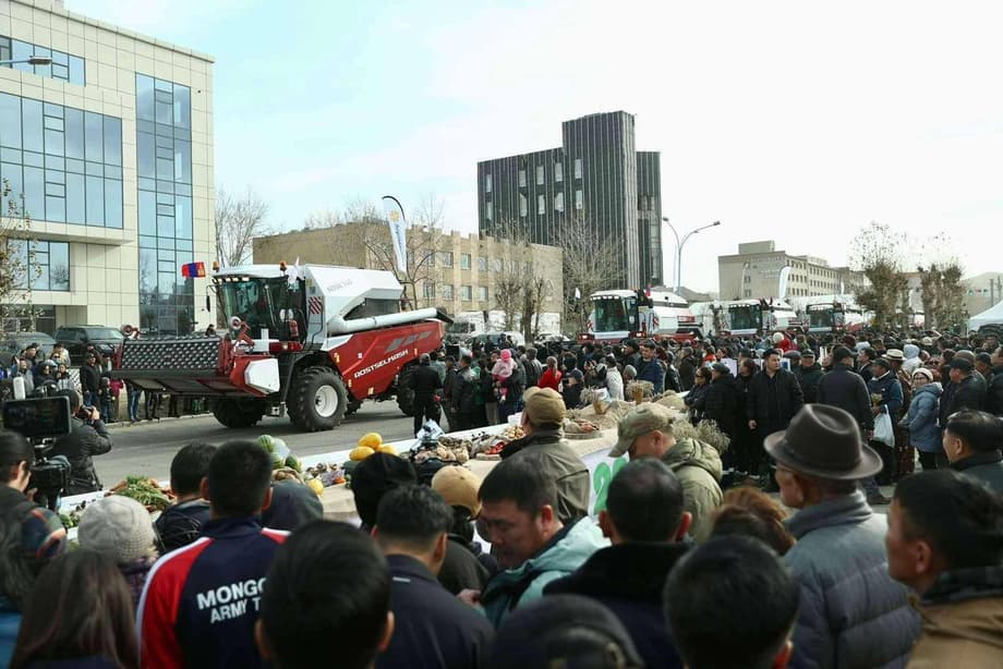 Desfile de maquinaria agrícola en Darhan