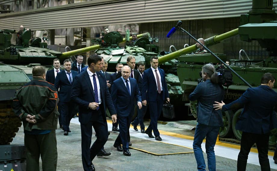 Президент РФ Владимир Путин во время визита на «Уралвагонзавод» (входит в Ростех)