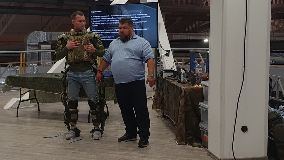 Экзоскелет «Хамари Медоед 2.0» с бронежилетом в процессе разбора.