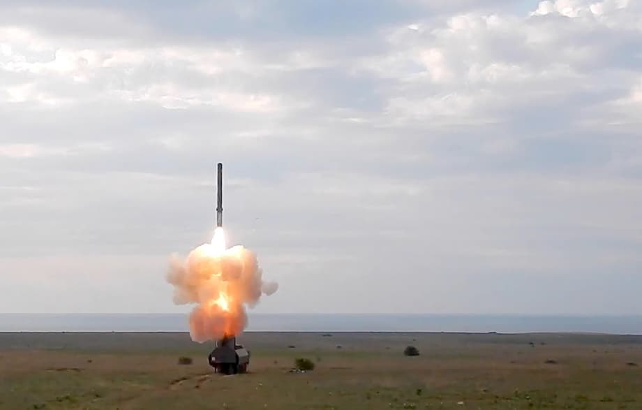 Пуск высокоточной ракеты «Оникс» ракетным комплексом «Бастион»