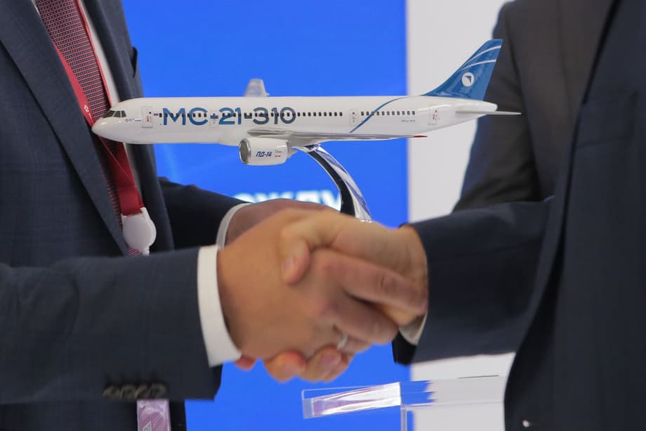 Firma del acuerdo entre representantes de "Smartavia" y PJSC "UAC"