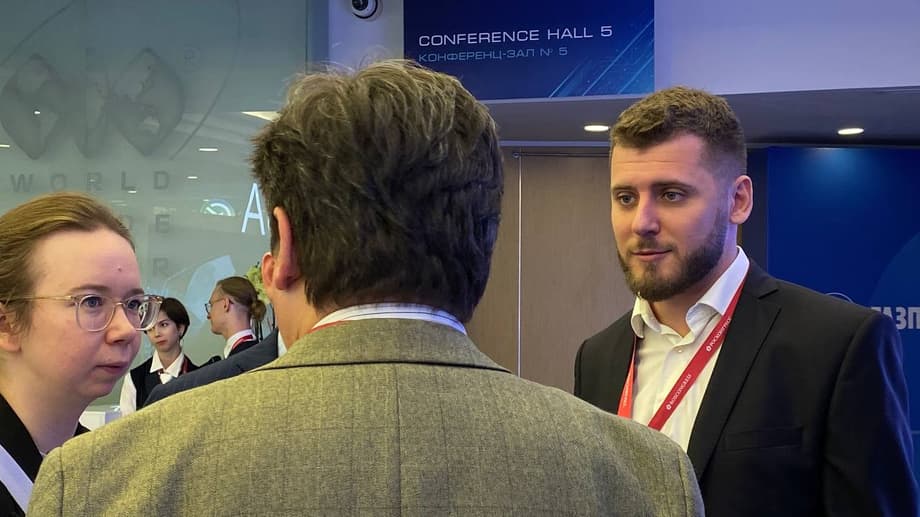 Максим Острась (справа)