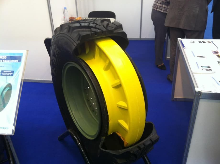 Особые боестойкие колеса разработаны специалистами научно-технического центра «Кама» и Челябинского кузнечно-прессового завода.