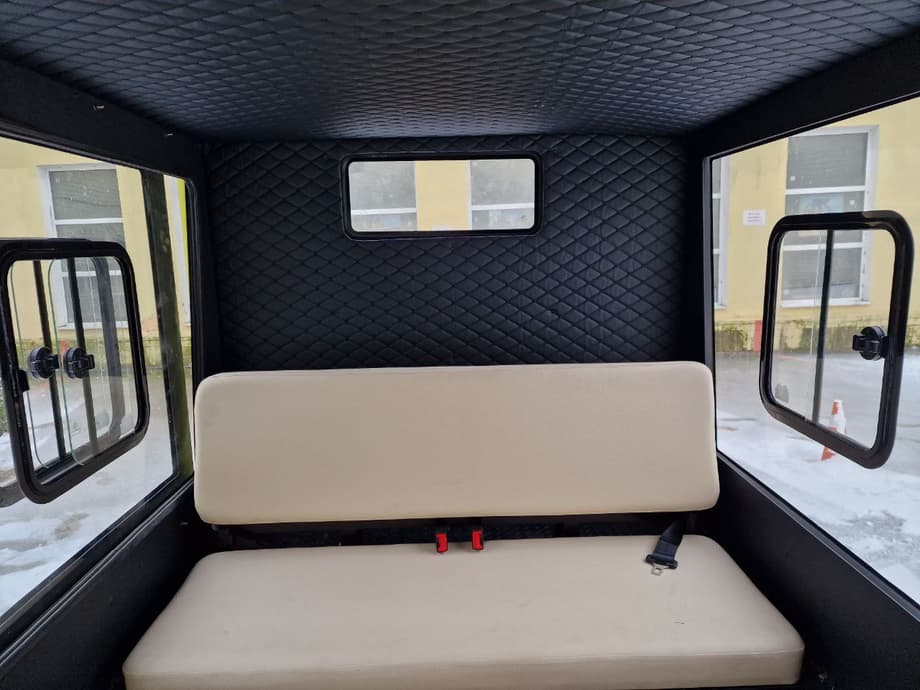 Внутри четыре пассажирских сиденья плюс одно рядом с водительским. Всего их с водительским шесть.