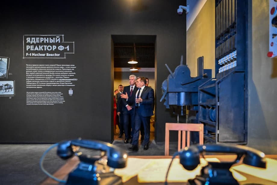 В экспозиции есть все этапы становления атомных исследований: от ядерного реактора «Ф-1» до первого атомного ледокола «Ленин».&nbsp; И все это в натуральную величину.<br>