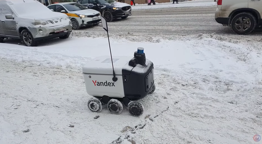 Rover entregando un paquete