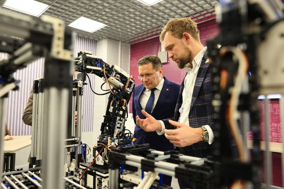 Известно, что обучаться на проекте «Прорыв» будут инженеры Сибирского химкомбината, магистры, аспиранты по направлению «Робототехника». Также там будут повышать квалификацию сотрудники «Росатома» и представители атомной отрасли