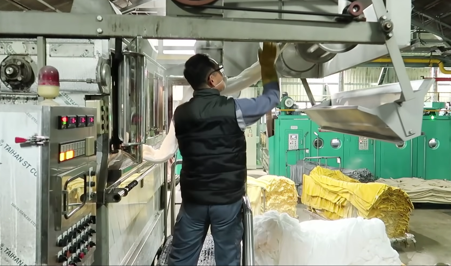 Корейский рабочий на производстве