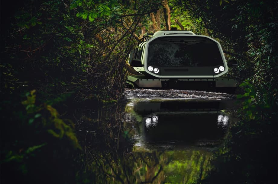 Разгоняться вездеход может до 70 км/ч: и по земле, и по воде, причем даже там, где есть волны<br>