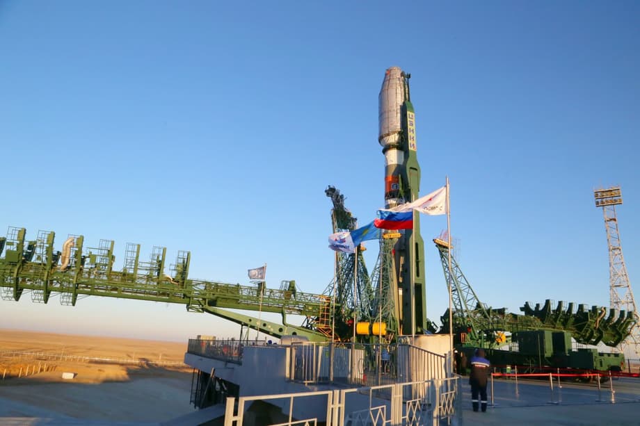  Специалисты Роскосмоса продолжают подготовку к пуску даже после того, как ракета-носитель доставлена на стартовый комплекс<br>