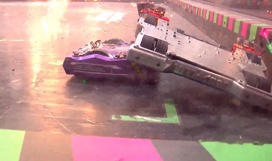 Китайский робот (фиолетовый) атакует индийский (серебристый металлик)