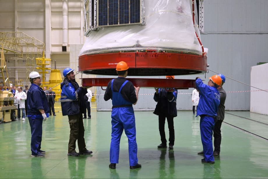  Проверяют работу всех систем после доставки корабля. В том числе обследуют механизм раскрытия солнечных батарей 