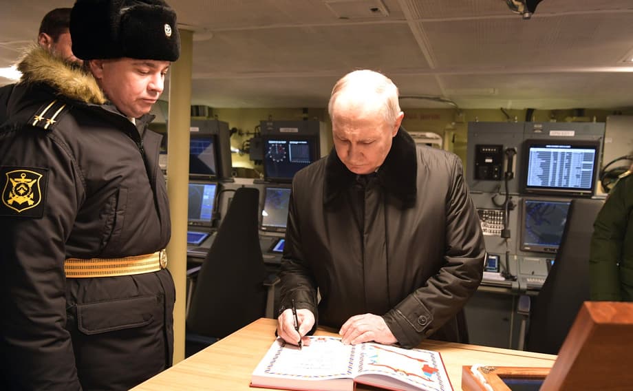 Putin made an entry in the book of honorary visitors of the frigate "Admiral Golovko"
