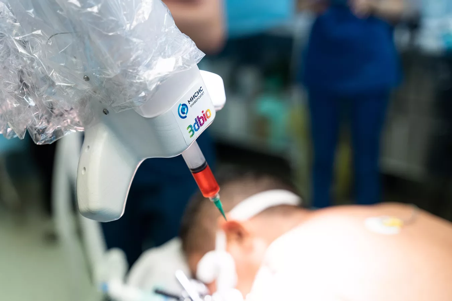 Биопринтер печатающий особыми «чернилами» — гидрогелем с биоклетками из костного мозга самого пациента