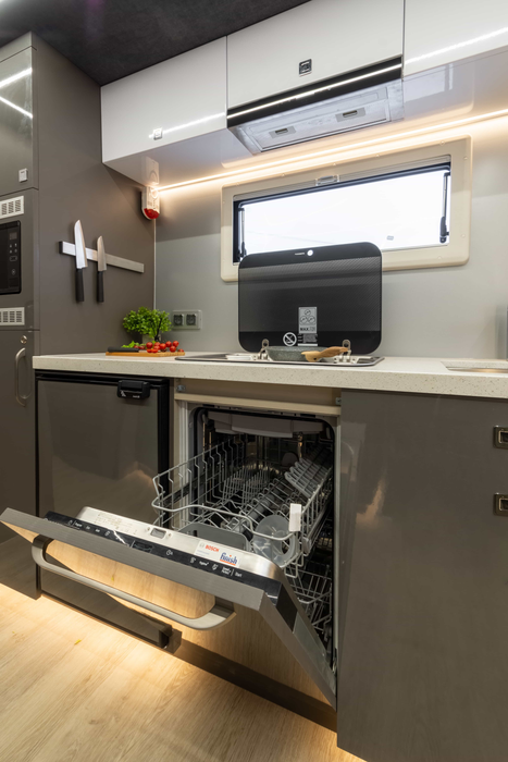 До сих пор не на каждой российской кухне можно увидеть посудомойку, но в автодоме для неё нашлось место. Также место нашлось для холодильника и отдельной морозильной камеры, СВЧ-печи и кофемашины