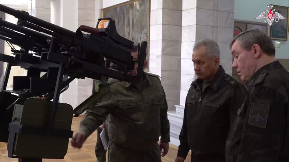 Сергей Шойгу осматривает модернизированную огневую систему