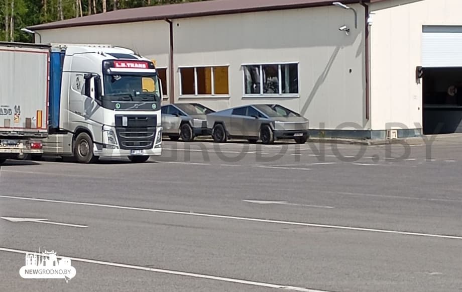 Две Tesla Cybertruck на литовской границе<br>