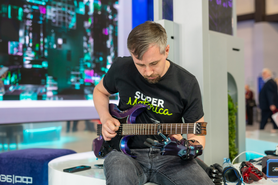 Кибер-гитарист Максим Емец