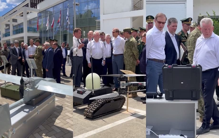 Denis Mantúrov inspecciona la exposición de armamento