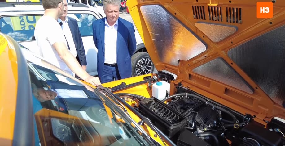 Глава АвтоВАЗа Максим Соколов (справа) рассматривает гоночную «Ниву»