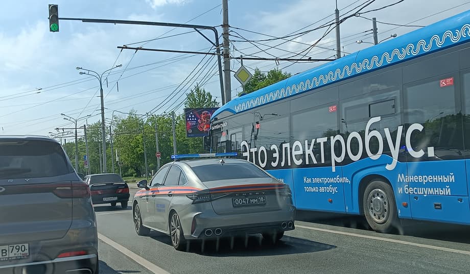 Chery Arizzo 8 (в центре) с номерами МЧС