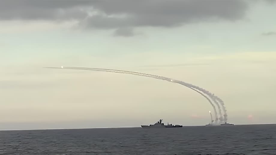 Запуск&nbsp;«Калибров» одним из кораблей Каспийской флотилии