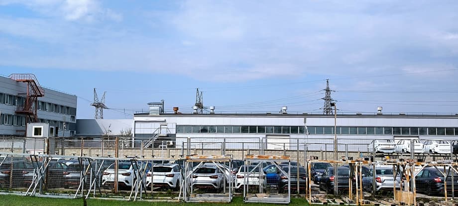 Появились кадры огромной парковки АвтоВАЗа с Lada Sport