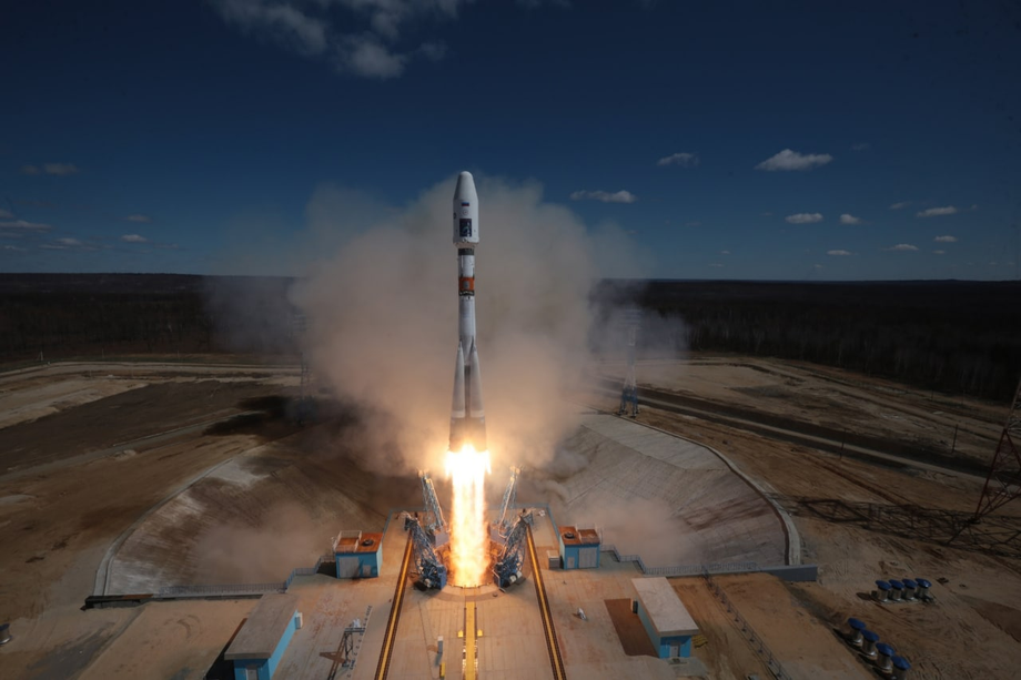 Первый пуск с космодрома «Восточный» ракеты-носителя «Союз-2.1а» с тремя искусственными спутниками Земли