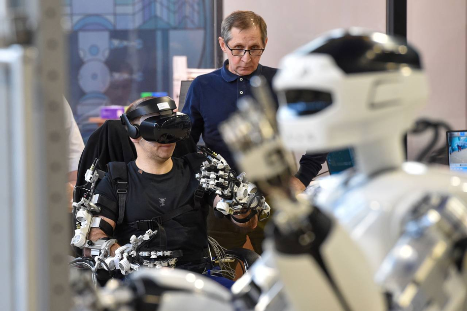 Космонавт Иван Вагнер управляет антропоморфным роботом Марфа