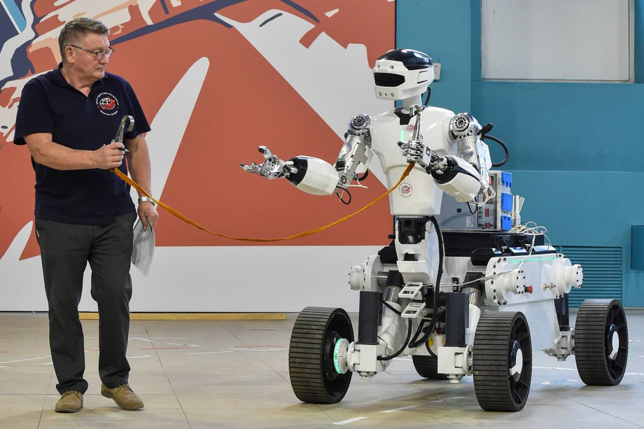 Антропоморфный робот Марфа выполняет задание с карабином