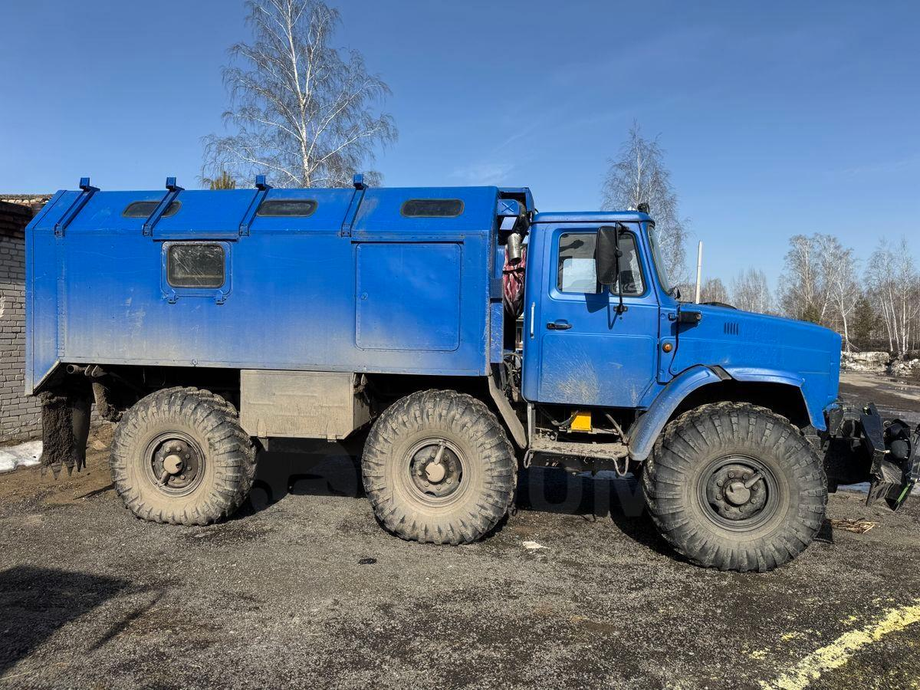 Un ZIL-4974 único de seis ruedas con un diésel americano se vende en Siberia
