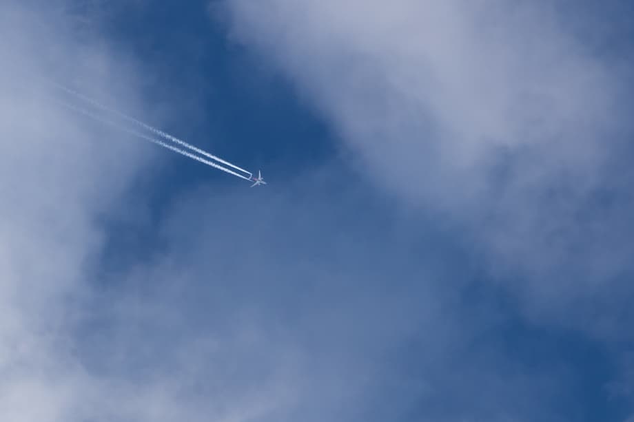 Самолет в небе&nbsp;