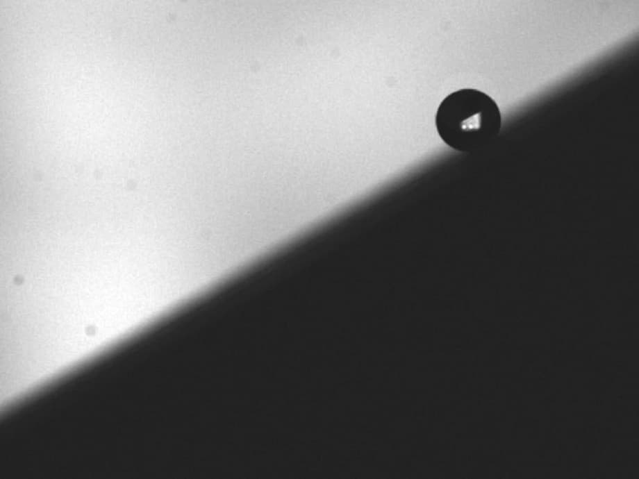 Контакт капли воды с наклонной супергидрофобной поверхностью