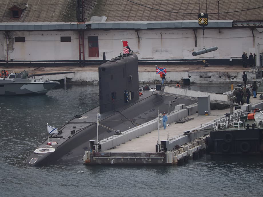 Появились кадры загрузки крылатой ракеты «Калибр» на боевую подлодку «Новороссийск»