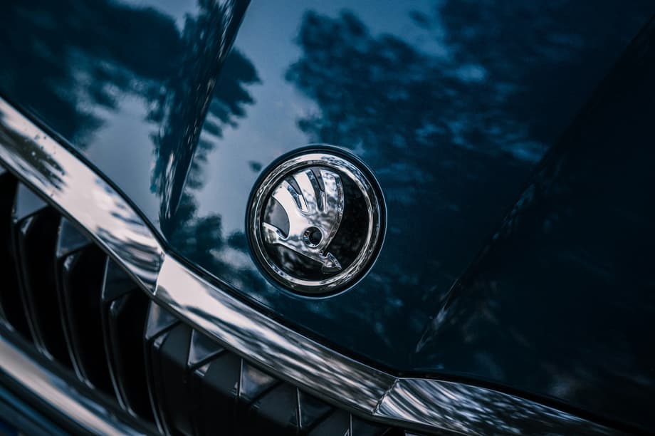 Автомобиль с эмблемой Skoda<br>