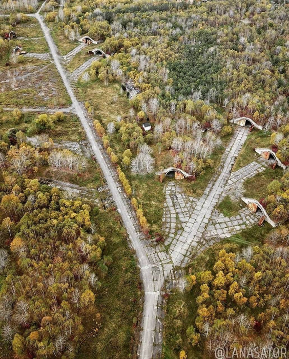 Заброшенный аэродром для стратегической авиации с железобетонными укрытиями в Сахалинской области