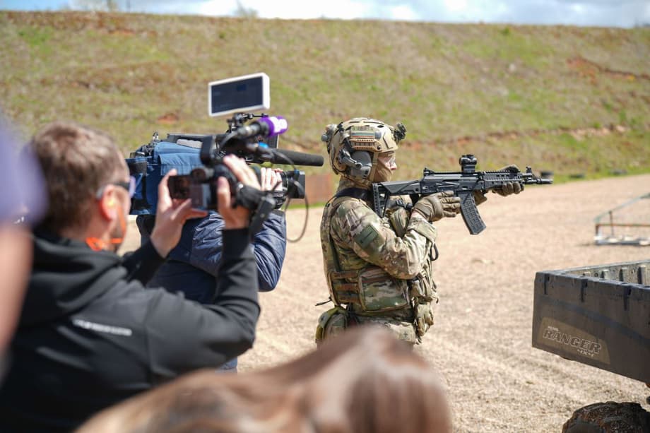 Военнослужащий с АК-12К