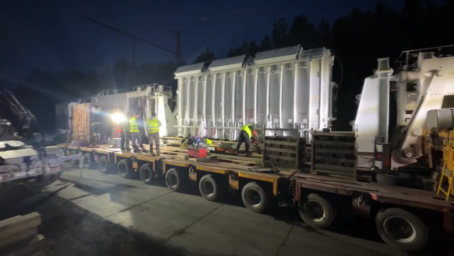 Перегрузка силового трансформатора весом 300 тонн на грузовик