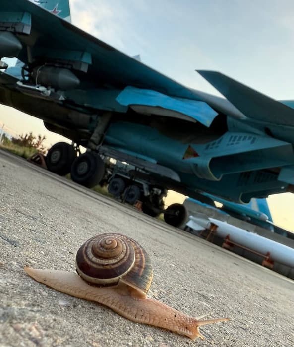 Загрузку кассетных авиабомб РБК-500 с УМПК на пилоны Су-34 показали на фото