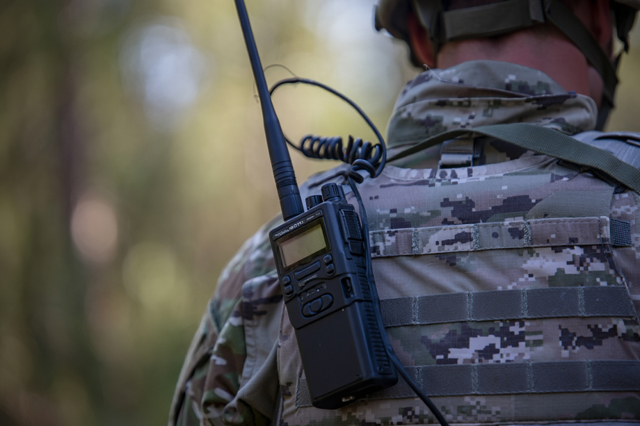Военный с рацией